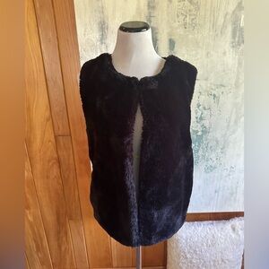Maurices Faux Fur Sweater Vest / Jacket. Size Large! 2 Front Pockets!